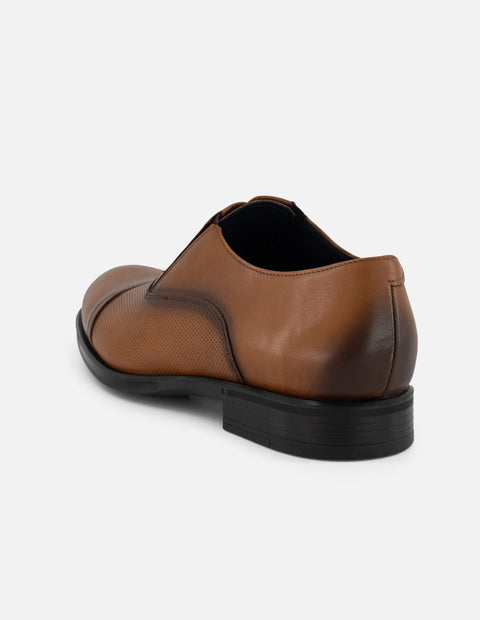 Zapato Oxford café piel picada para hombre con grabado
