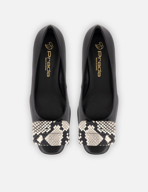 Zapatilla blanca de piel para mujer con grabado tipo serpiente