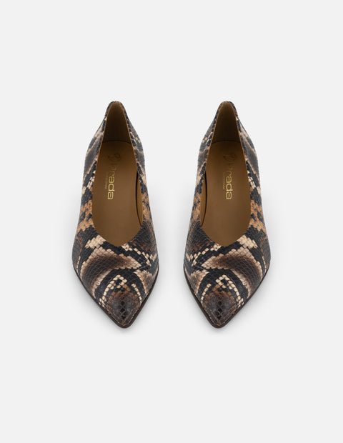 Zapatilla café piel para mujer con grabado tipo serpiente