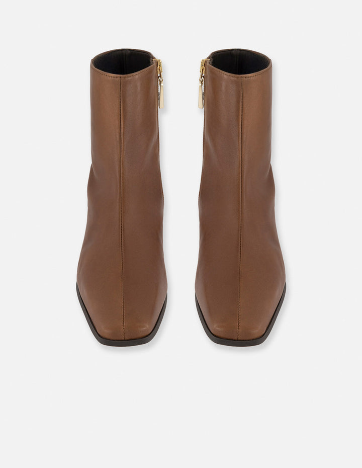 Botines café piel para mujer con cierre lateral visible