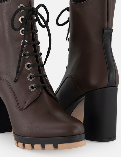 Botines café piel para mujer con ojillos metálicos