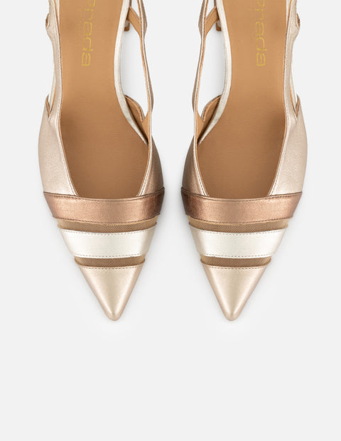 Zapatilla color dorado para mujer con combinación de materiales