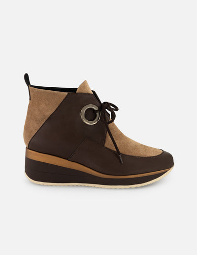 Botines café ante charol para mujer con combinación de materiales