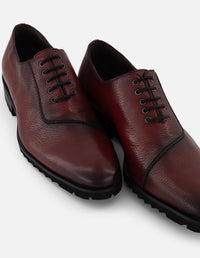 Zapato Oxford vino piel para hombre con corte asimétrico