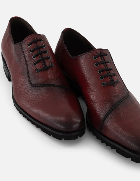 Zapato Oxford vino piel para hombre con corte asimétrico