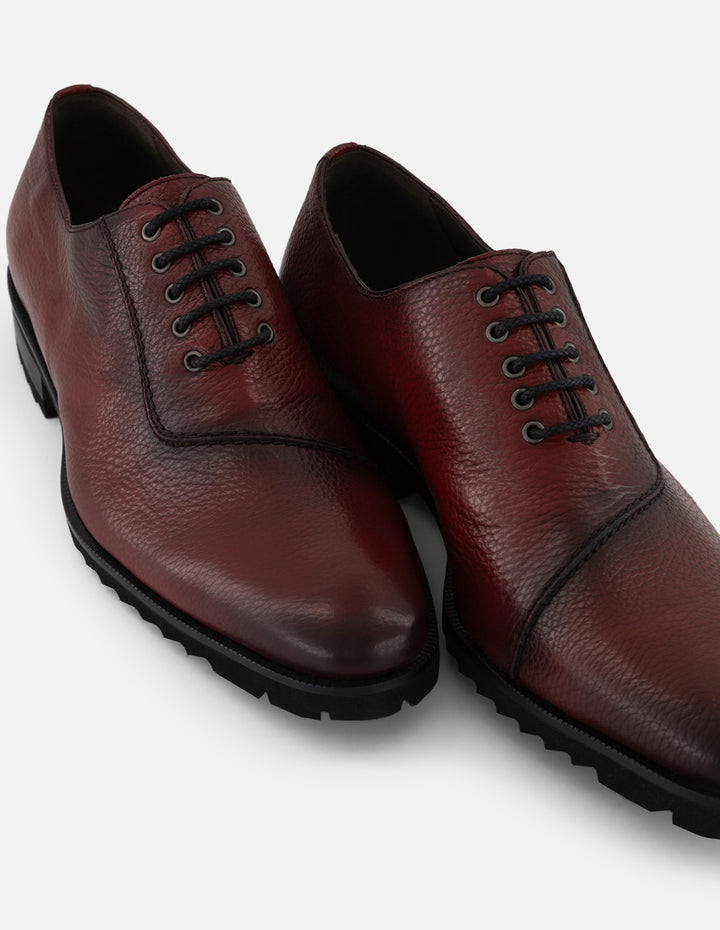 Zapato Oxford vino piel para hombre con corte asimétrico