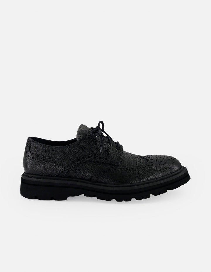 Zapato Blucher negro piel bombeada para hombre con detalle textil