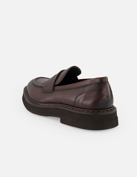 Mocasines café piel para hombre con detalle en relieve
