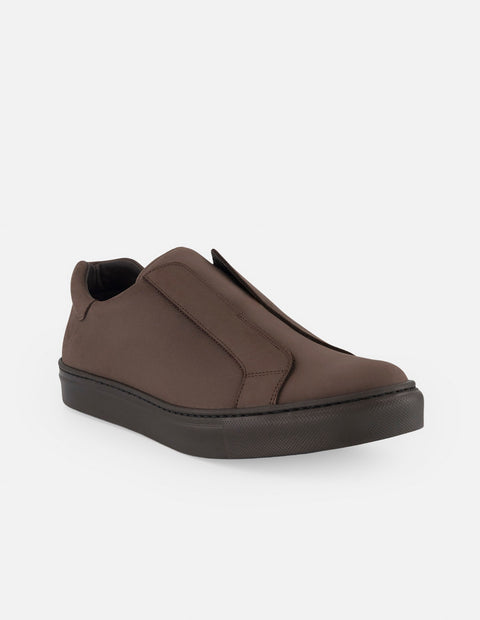 Tenis café de piel para hombre con ajuste elástico