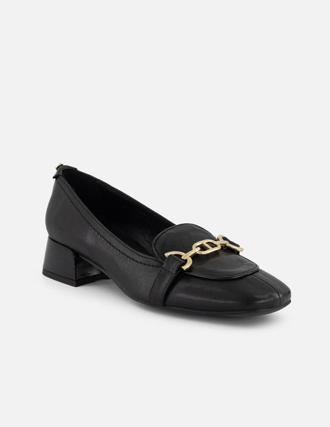 Mocasines negros charol para mujer con herraje dorado