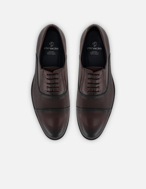 Zapato Oxford color vino de piel para hombre con grabado