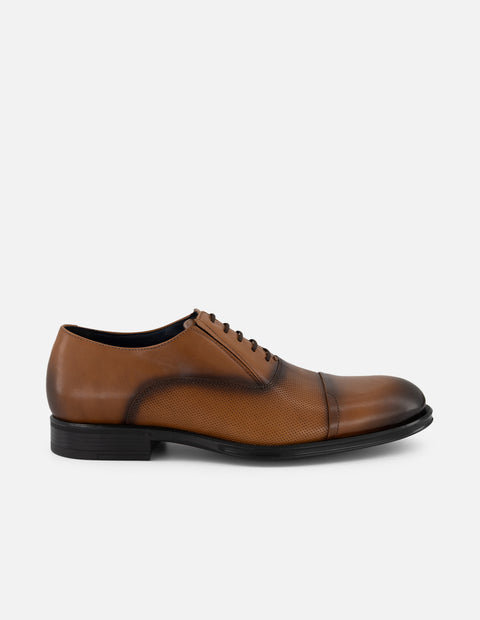 Zapato Oxford café piel picada para hombre con grabado