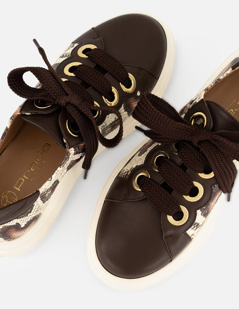Tenis café piel para mujer con combinación de materiales