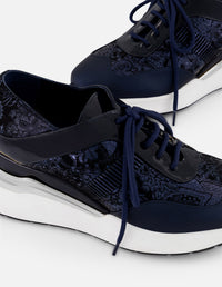 Tenis azul ante para mujer con combinación de materiales