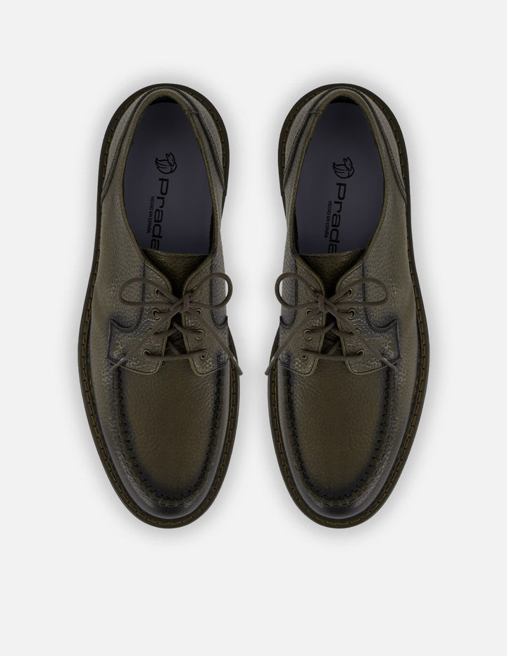 Zapato Blucher verde piel bombeada para hombre con detalle