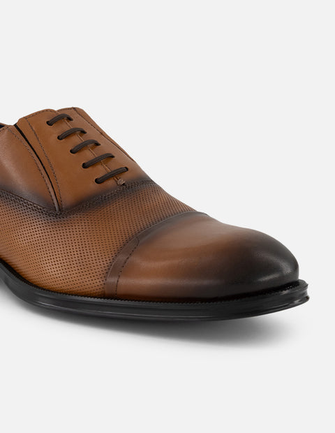 Zapato Oxford café piel picada para hombre con grabado