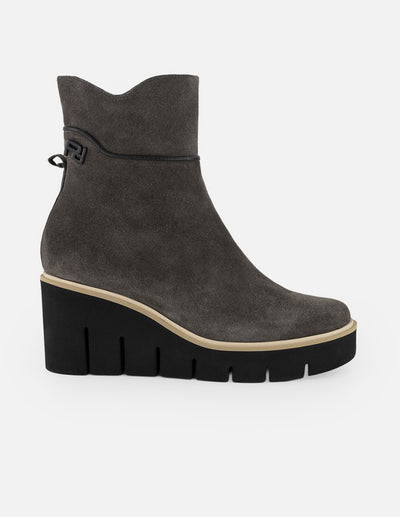 Botines gris ante para mujer con aplicación Pd