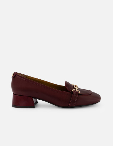 Mocasines vino charol para mujer con herraje dorado