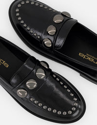 Mocasines negros charol para mujer con antifaz decorado