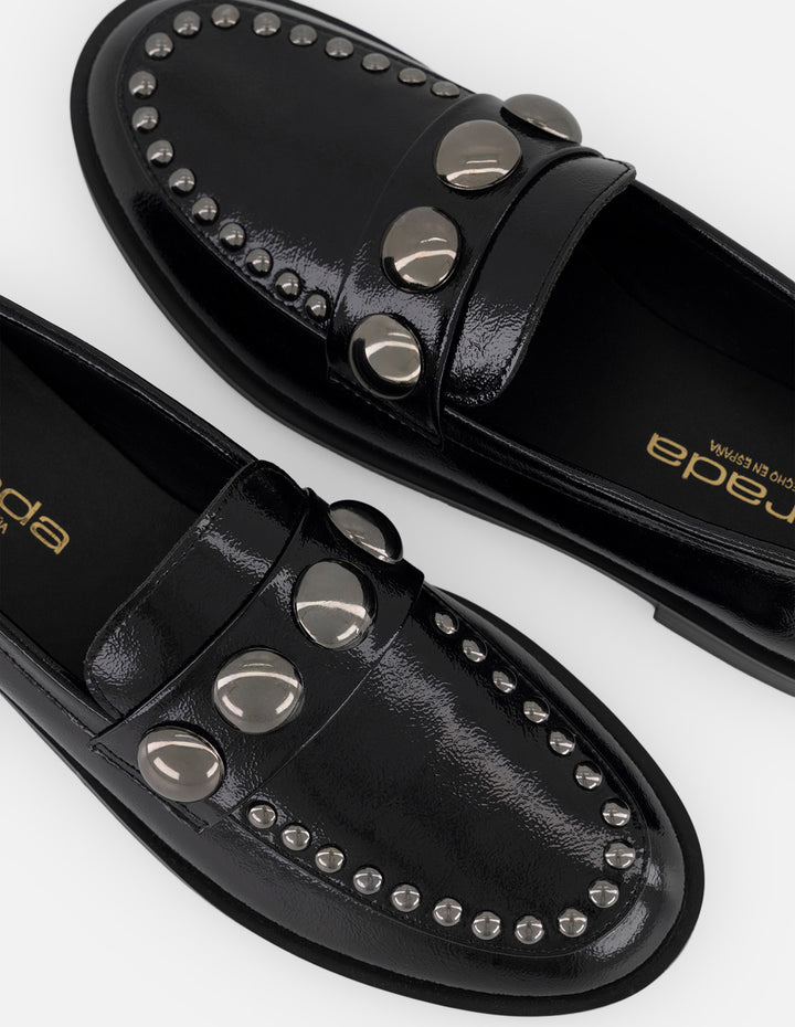 Mocasines negros charol para mujer con antifaz decorado