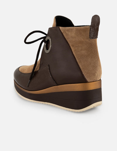 Botines café ante charol para mujer con combinación de materiales