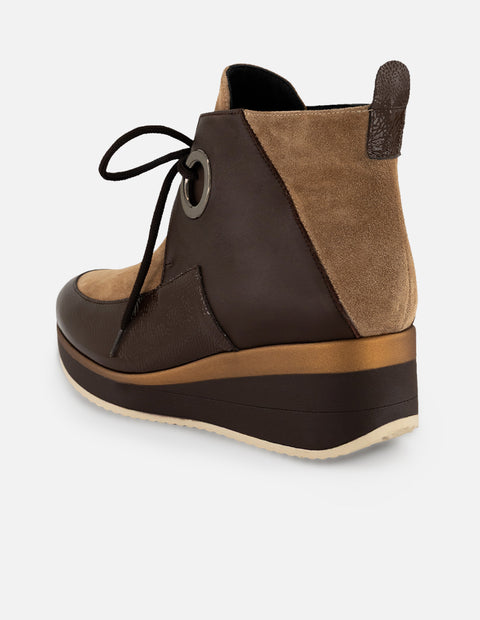 Botines café ante charol para mujer con combinación de materiales
