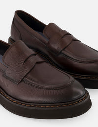 Mocasines café piel para hombre con detalle en relieve