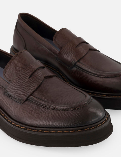 Mocasines café piel para hombre con detalle en relieve