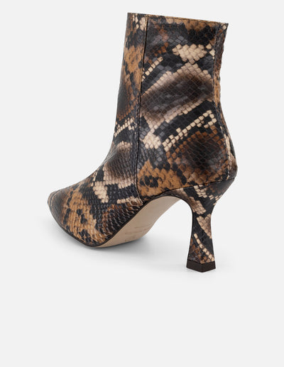 Botines café piel para mujer con grabado tipo serpiente
