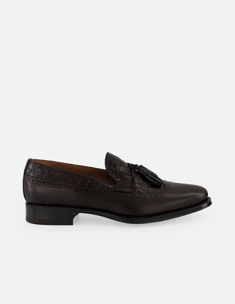 Mocasines café piel tipo coco para hombre con adorno de borlas