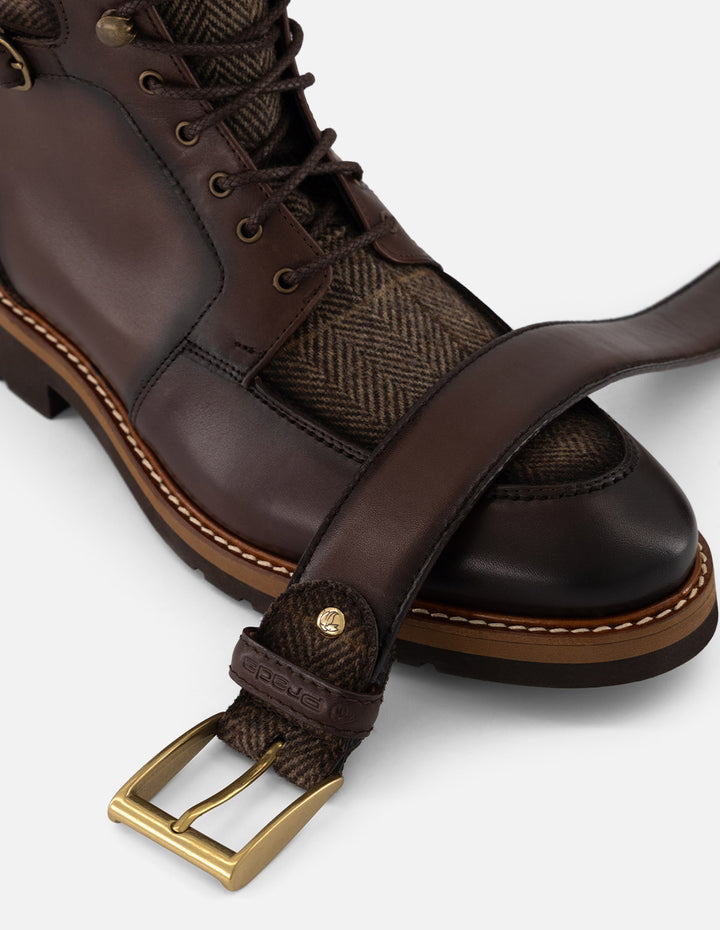 Botines café piel y textil para hombre con hebilla lateral
