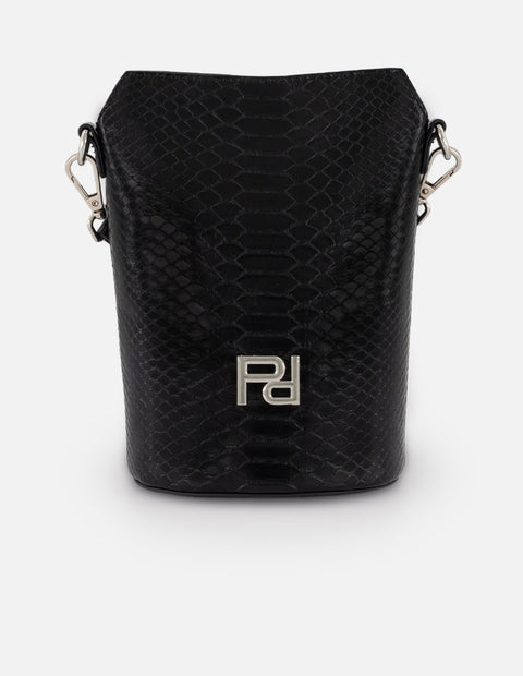 Bolso bucket negro vegano para mujer con placa metálica