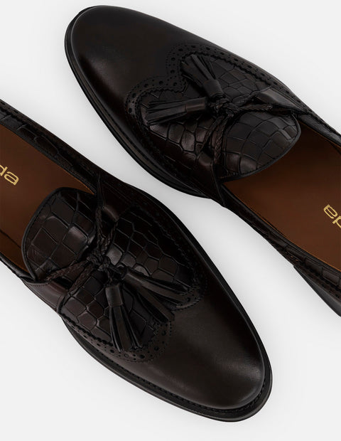 Mocasines café piel tipo coco para hombre con adorno de borlas