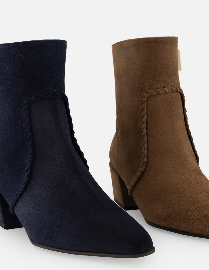 Botines azul ante para mujer con corte asimétrico