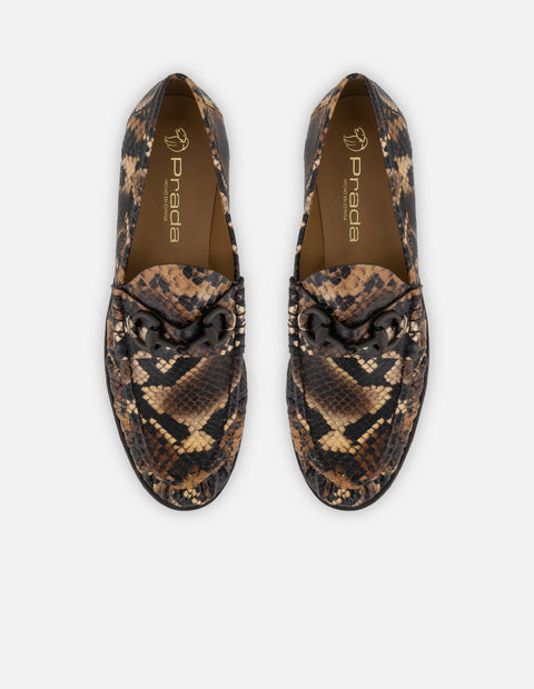 Mocasines café piel para mujer con grabado tipo serpiente