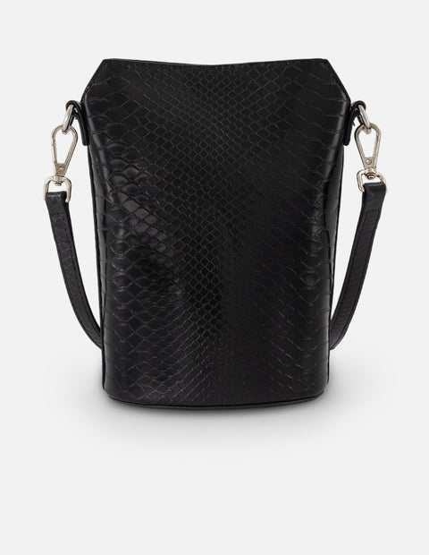 Bolso bucket negro vegano para mujer con placa metálica