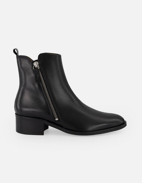 Botines negros de piel para mujer con corte asimétrico