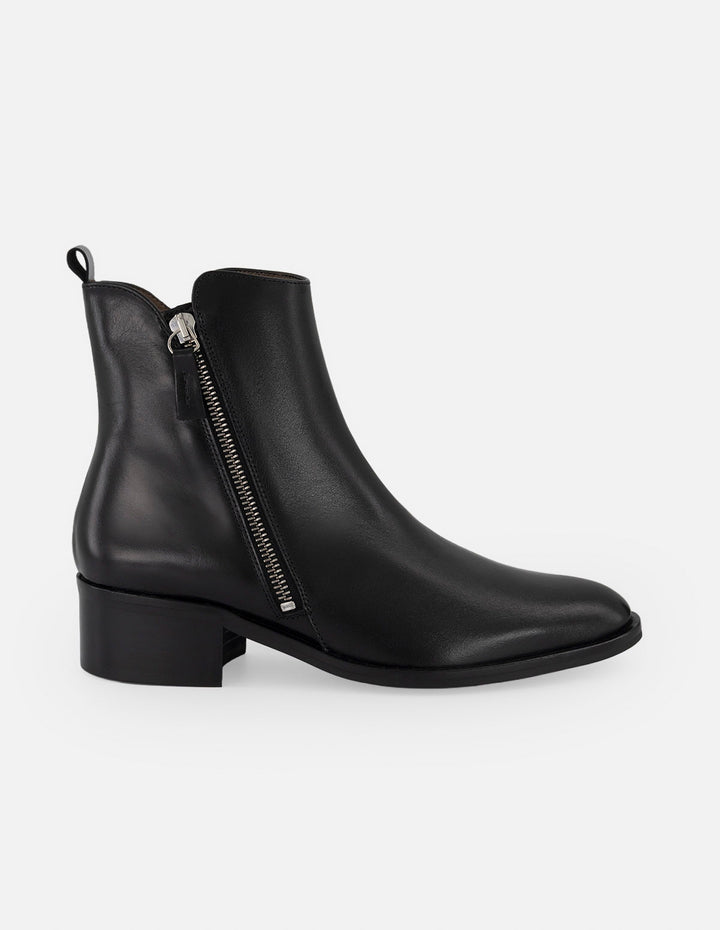 Botines negros de piel para mujer con corte asimétrico
