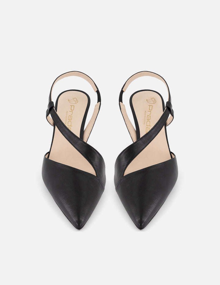 Zapatilla negra piel para mujer con escote asimétrico