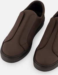 Tenis café de piel para hombre con ajuste elástico