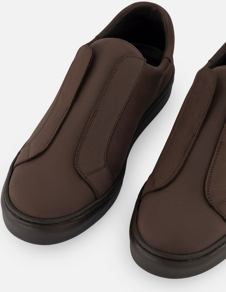Tenis café de piel para hombre con ajuste elástico