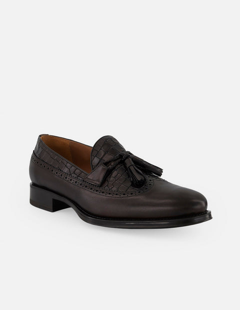 Mocasines café piel tipo coco para hombre con adorno de borlas