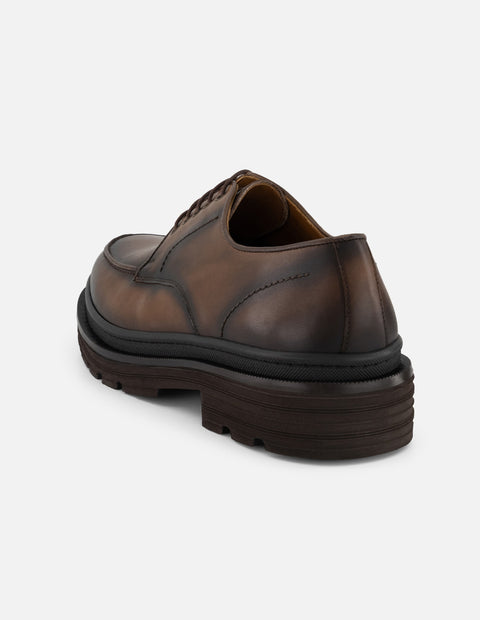 Zapato Blucher café piel para hombre con acabado sombreado