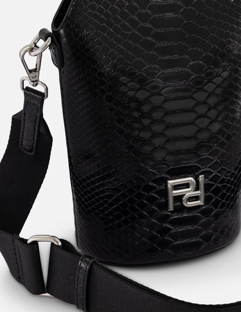 Bolso bucket negro vegano para mujer con placa metálica