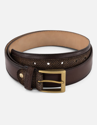 Cinturón café piel para hombre con detalle textil