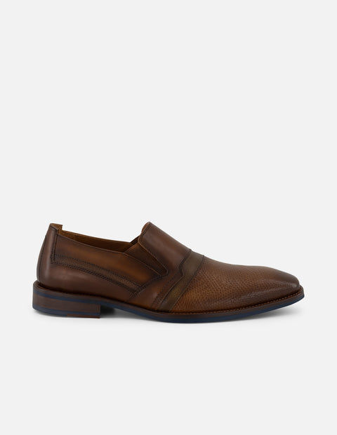 Mocasines café piel para hombre con grabado geométrico