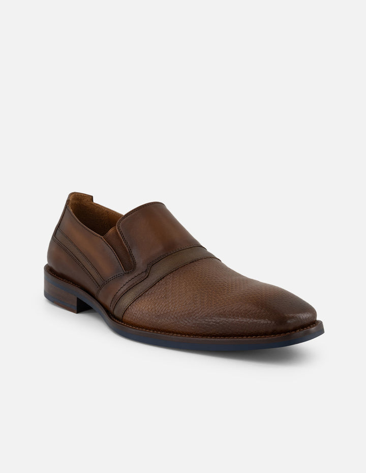 Mocasines café piel para hombre con grabado geométrico