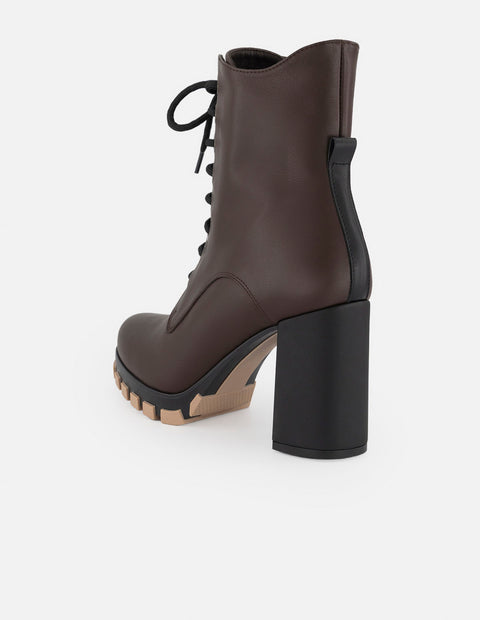 Botines café piel para mujer con ojillos metálicos
