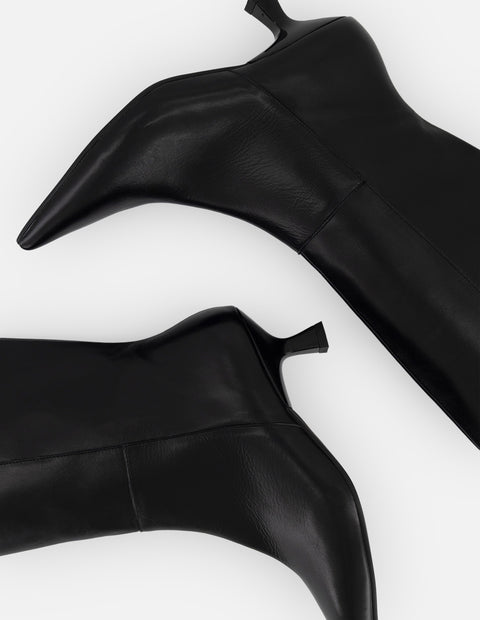 Bota negra piel para mujer con botón metálico