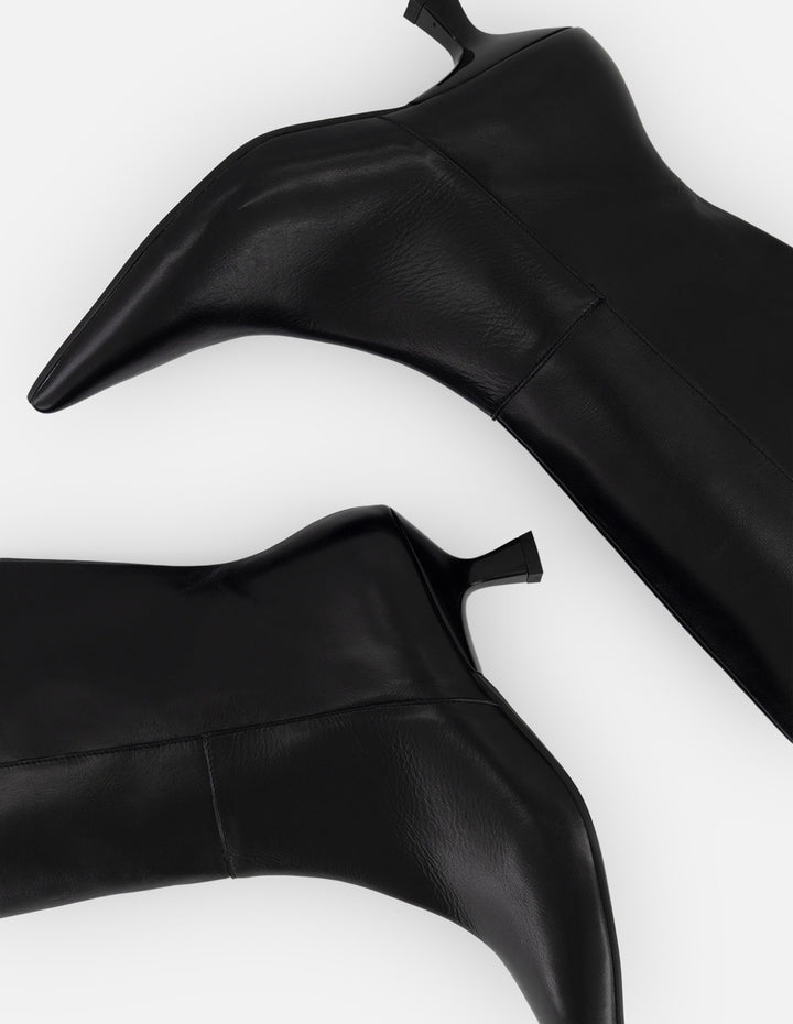 Bota negra piel para mujer con botón metálico